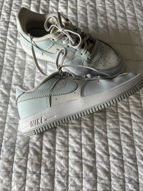 Nike Kids Low-Top Sneakers in Light Blue and White. Size 13C.
